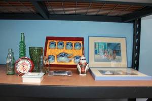 lot 956 image: Assorted Vintage Collectibles including Glassware, Clock, and Throw Art