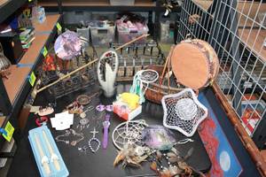 lot 965 image: Assortment of Decorative Items & Collectibles