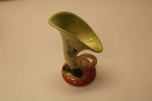 lot 586 image: Vintage Hull Pottery Vase - Beautiful Floral Design