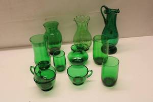 lot 589 image: Collection of 10 Emerald Green Glassware Pieces - Vintage Style