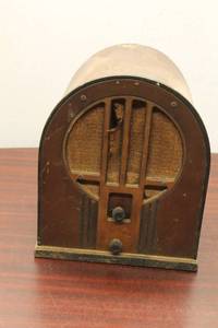 lot 599 image: Vintage Philco Radio - Classic Retro Design