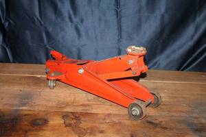 lot A-604 image: Used 2 Ton Service Jack - Red Hydraulic Jack