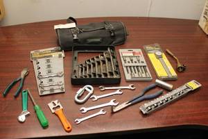lot 630 image: Assortment of Hand Tools - Craftsman & Others