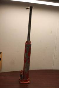 lot 636 image: Vintage Hydraulic Floor Jack - Heavy-Duty Mechanic Tool
