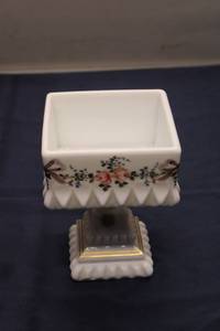 lot 648 image: Vintage Gravy Boat with Floral Design and Embellished Stand