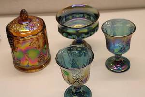 lot 655 image: Set of 5 Iridescent Glassware - Grape Design