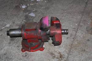 lot 825 image: Used Red Bench Vice - Heavy Duty