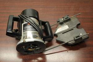 lot 832 image: Black & Decker Router with Edge Guide - Power Tool
