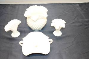 lot 837 image: Collection of 4 White Milk Glass Decorative Pieces - Vintage Style