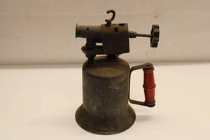 lot 752 image: Antique Turner Sycamore, IL Hand Crank Torch