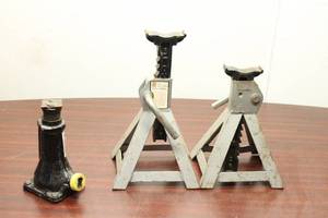 lot 776 image: Set of 2 Used Jack Stands with 1 Additional Support