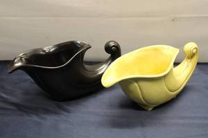 lot 780 image: Set of 2 Vintage Red Wing Pottery Gravy Boats - One Black, One Yellow