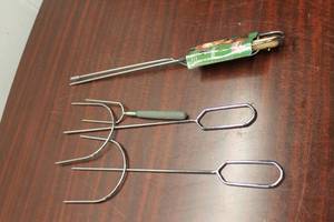 lot 784 image: Set of 3 Cooking Forks with Coleman Collapsible Skewer