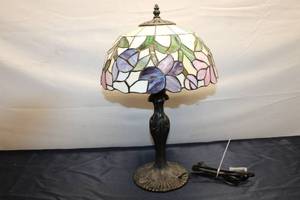 lot 788 image: Stained Glass Table Lamp with Floral Design - Vintage Style