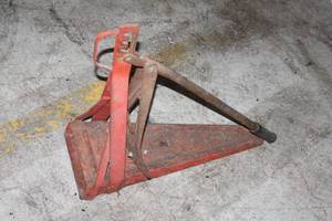 lot 799 image: Used Vintage Red Metal Car Jack - Mechanical Equipment