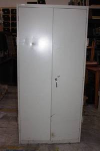 lot 820 image: Steel Storage Cabinet with Key - 4 Shelves