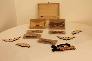 lot 114 image: Set of Wooden Bow Ties and Accessories