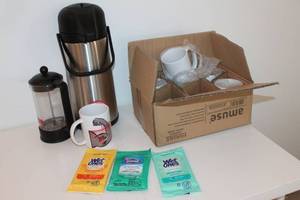 lot 314 image: Coffee Server Set with Mugs and Wipes Assortment