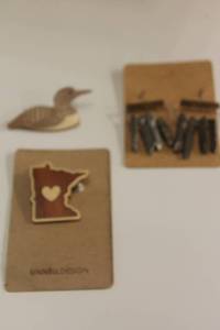 lot 355 image: Assorted Decorative Pins and Earrings Set