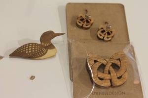 lot 356 image: Wooden Loon Brooch and Linnell Design Earrings Set