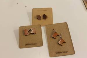 lot 359 image: Linnell Design Handmade State-Themed Earrings Set