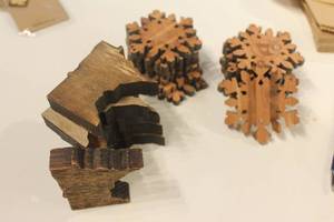 lot 385 image: Wooden Minnesota and Snowflake Decor Set