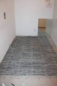 lot 450 image: Area Rug 64 x 98 Inches - Geometric Pattern