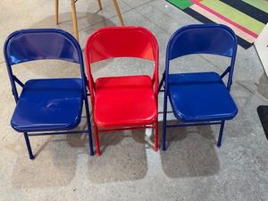 lot 473 image: Set of 3 Colorful Folding Chairs - Blue and Red