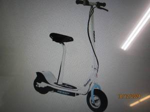 Razor E300s 24V Electric Scooter wi...