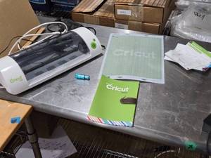 lot 512 image: Cricut Mini Cutting Machine with Accessories