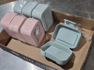 lot 565 image: Set of Soap Dishes in Pink and Blue