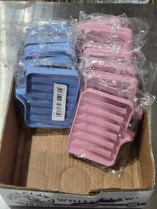 lot 567 image: Lot of Pink and Blue Soap Dishes