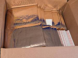 lot 605 image: Glamour Metallic #0 Bubble Mailers Approx 6.5 x 9 - 250Case Partially Used