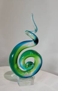 lot 1 image: Swirling Loop Art Glass Sculpture