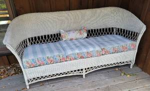 lot 16 image: Antique Cottage Chic White Wicker Sofa Couch