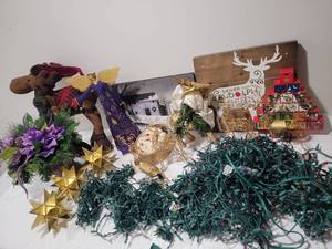 lot 69 image: Classic Christmas Decor Collection