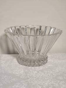 lot 77 image: Sparkling Rosenthal Fine Crystal Centerpiece Bowl - A