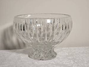 lot 78 image: Sparkling Fine Crystal Centerpiece Bowl - B