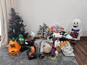 lot 132 image: Spooky Halloween Decoration Bundle