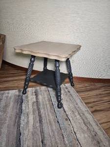 lot 39 image: Renewed Charming Antique Parlor Table