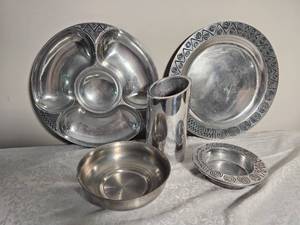 lot 41 image: Wilton Armetale Entertaining Ware