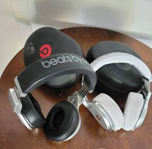 lot 160 image: Beats by Dre Headphones  White and Black