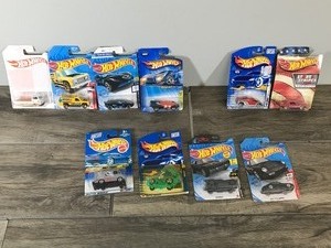lot 31 image: 10 - Hot Wheels Cars New in the Package