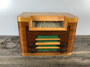 lot 43 image: Vintage Philco Radio