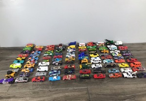lot 65 image: Lot of 100 Die Cast Matchbox  Hot Wheels Cars and More