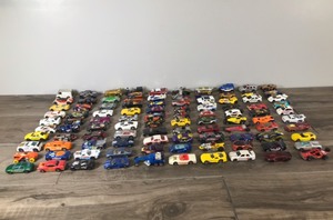 lot 70 image: Lot of 100 Die MatchBox   Hot Wheels Cars & More