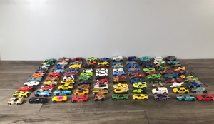lot 71 image: Lot of 100 Die MatchBox   Hot Wheels Cars & More