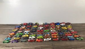 lot 72 image: Lot of 100 Die MatchBox   Hot Wheels Cars & More