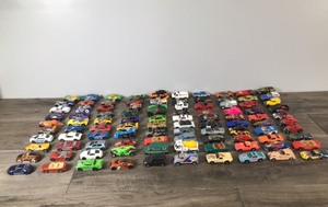 lot 74 image: Lot of 100 Die Cast Matchbox  Hot Wheels Cars and More