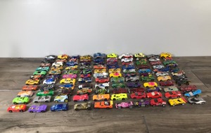 lot 76 image: Lot of 100 Die Cast Matchbox  Hot Wheels Cars and More